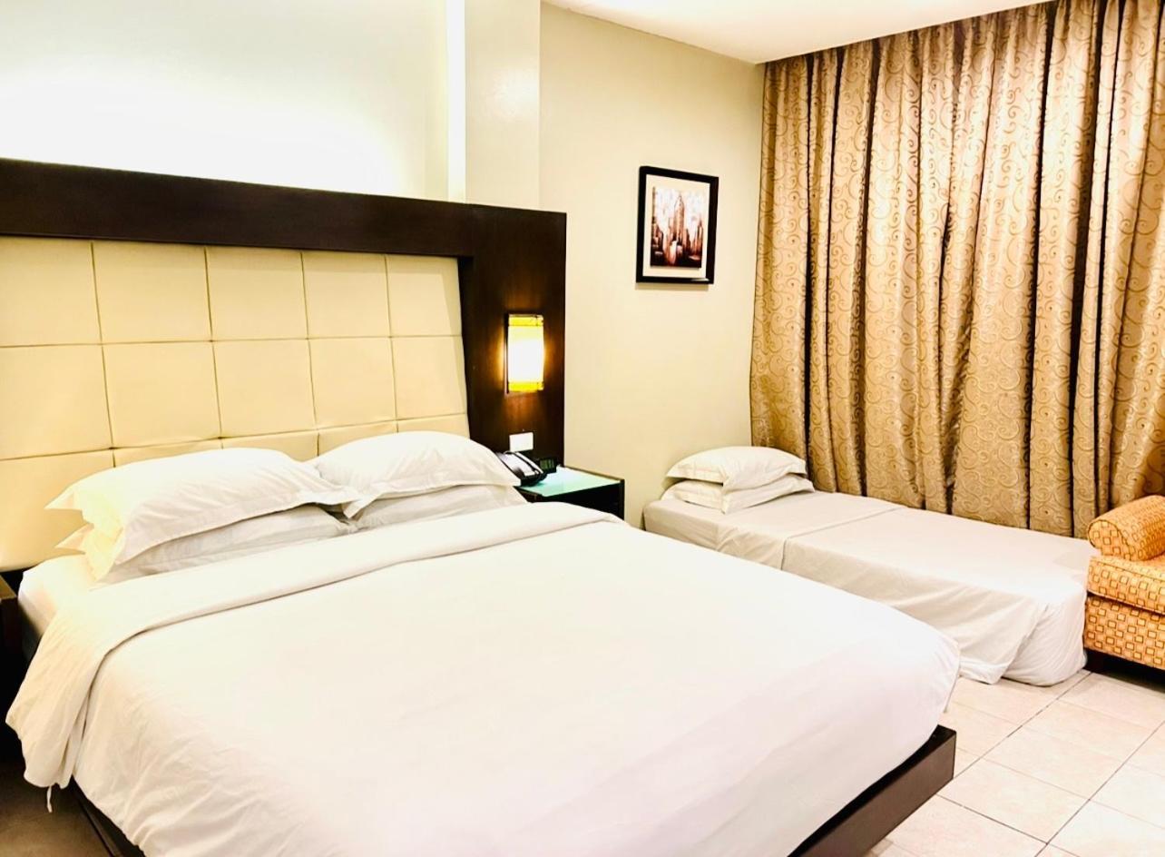 Hotel Circle And Bacolod