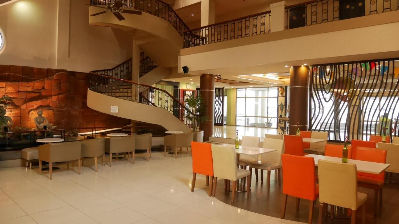 Hotel Circle And 3*
